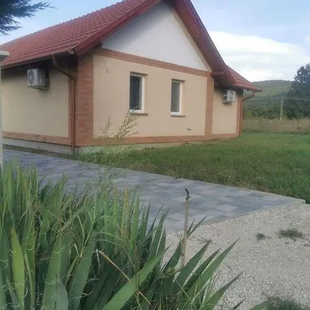 Voeroestoelgy Vendeghaz Esztergom
