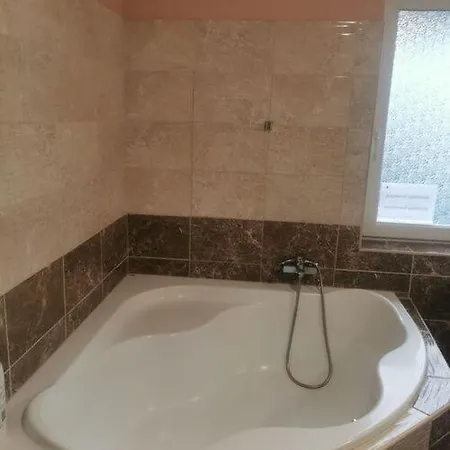 Nyaraló Voeroestoelgy Vendeghaz